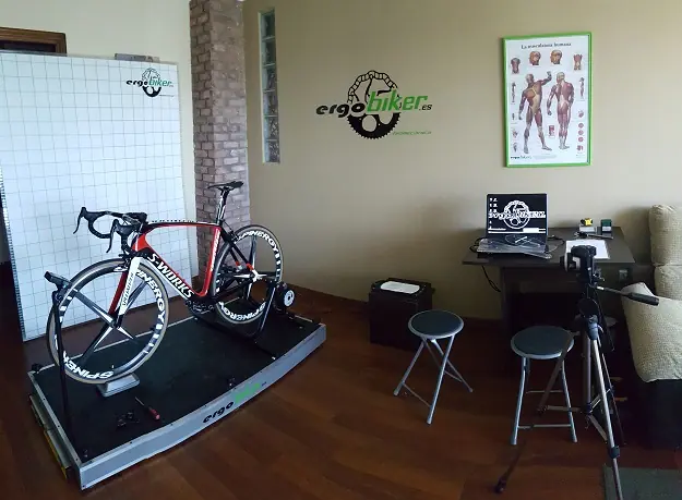 Zona de recepción del estudio con bicicleta de pista expuesta