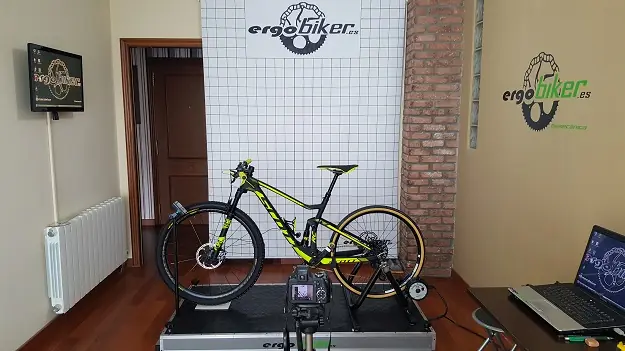 Bicicleta de montaña preparada en el estudio