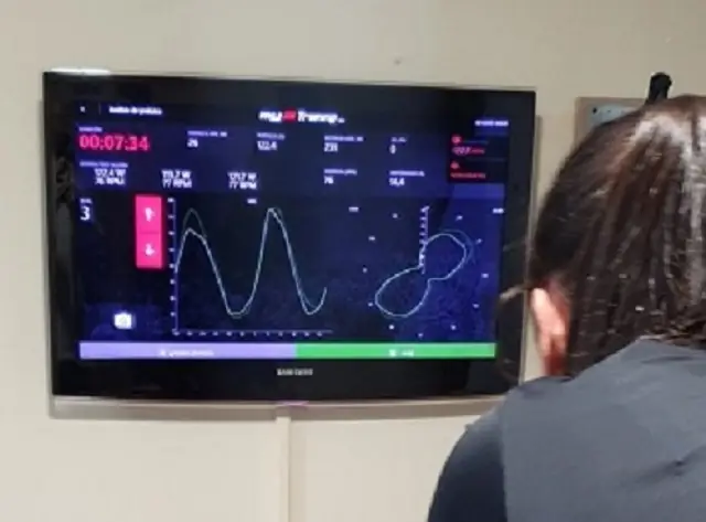 Pantalla del estudio mostrando el análisis de vídeo de la pedalada